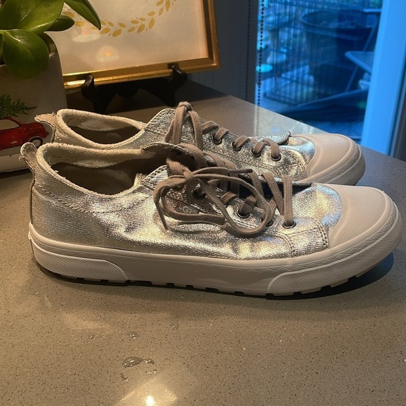 UGG Aries Sneaker size 8.5 Silver Gray Laces - Picture 2 of 7